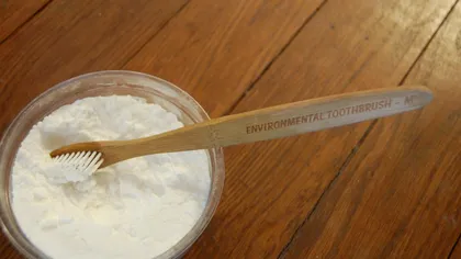 A pus periuța de dinți într-un pahar plin cu bicarbonat de sodiu, iar a doua zi a trăit un șoc. Ce a găsit în recipient!