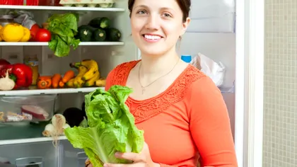 Cum se depozitează corect salata în frigider, de fapt. Trucul genial care o ține proaspătă