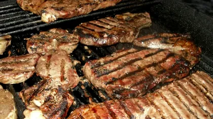 Greșeala majoră făcută de români când frig carne. Ce pun pe ea de îi strică textura complet