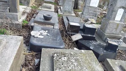 Imagini dezolante cu cimitirul evreiesc din Ploiești, complet vandalizat. Cine a distrus monumentele funerare