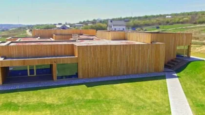 Imagini fabuloase cu cea mai mare clădire de birouri din lemn din România. A costat patru milioane de euro