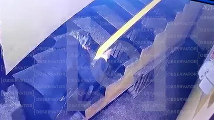 Scene de groază în București. O bătrână cu fractură de șold, forțată să meargă în genunchi pe scări, în timp ce ambulanțierul se uita la ea