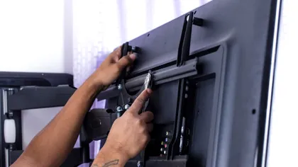 Toți românii fac aceeași greșeală atunci când montează televizorul. Unde să nu-l pui niciodată! VIDEO