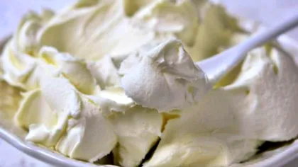 Rețetă cremă de brânză ca la magazin. Ingredientul principal e ieftin și trebuie congelat obligatoriu