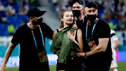 A întrerupt meciul Euro 2020 pentru a detrona Bitcoinul. Ce scria pe bustiera acestei tinere care a intrat pe stadion la Belgia-Finlanda