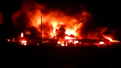 Ultima oră! Incendiu devastator la un depozit de mase plastice din Bârlad. Peste 60 de pompieri au intervenit de urgență