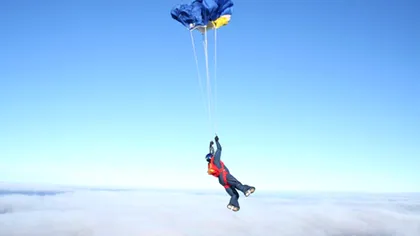 Accident tragic cu parașuta. Copil de 16 ani, în stare gravă după ce a sărit de la o altitudine de 1200 de metri. Ce s-a întâmplat