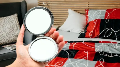 A pus o oglindă sub lenjeria de pat şi a descoperit ceva uimitor. Toţi românii trebuie să facă acest test genial