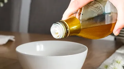 A pus oțet într-un bol și l-a lăsat 20 de minute într-o cameră. Ce a observat imediat după este fascinant