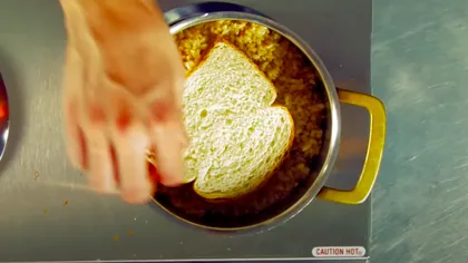 Ce se întâmplă dacă pui o felie de pâine peste orezul ars. Puține gospodine știu acest truc secret