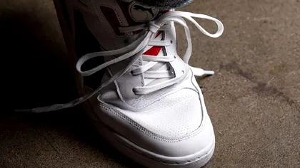 Cum scapi de cutele de pe încălțăminte. Trucul genial descoperit pe internet VIDEO