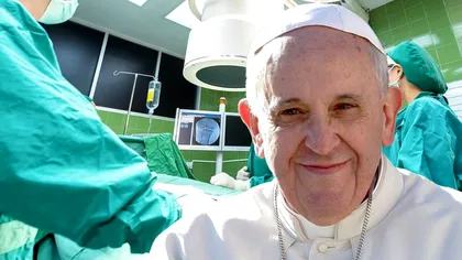 În ce stare se află Papa Francisc după operație. Cât mai stă internat în spital