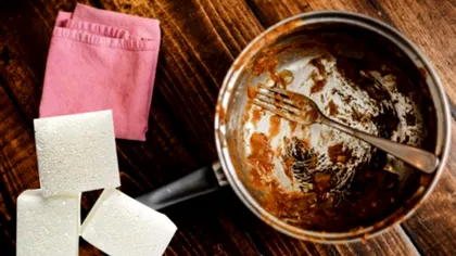 Și-a frecat tigaia cu 2-3 cuburi de zahăr și a rămas uimit de rezultat. Ce truc genial și rapid