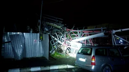 Prăpăd în București după furtuna puternică de miercuri seară. Două femei, transportate de urgență la spital după ce o antenă de telefonie s-a prăbușit peste locuințele acestora
