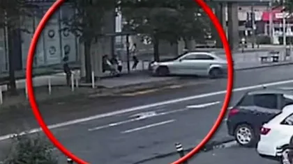 Tânără de 21 de ani, ucisă cu bestialitate de un șofer în stația de autobuz. Denisa se afla împreună cu soțul ei. Momentul accidentului a fost filmat