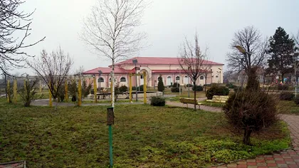 Satul din România care trebuia să fie oraș. Începuse construcția blocurilor, însă căderea comunismului a oprit totul!