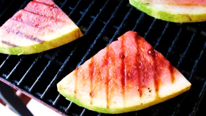A pus felii de pepene pe grătar, după ce le-a uns cu acest ingredient. Puțini români știu acest deliciu secret al verii