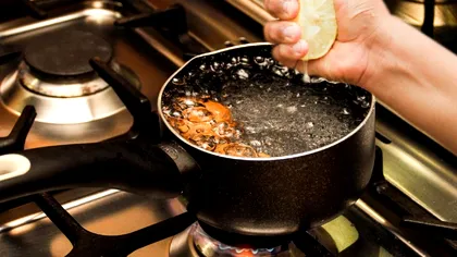 A pus zeamă de lămâie în apa în care își fierbea ouăle și rezultatul e pur și simplu genial. Ce truc ieftin și util!