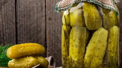 Castraveți murați fără sterilizare. Rețeta care îi face buni de mâncat în doar 3 zile