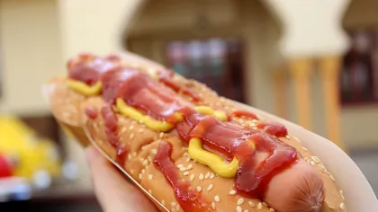 Ce se întâmplă în corpul tău după ce mănânci un hot dog, de fapt. Cercetătorii au făcut anunțul trist