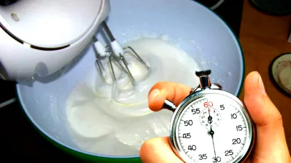 Cum bați albușurile spumă într-un minut, de fapt. Ingredientul secret pe care trebuie să îl adaugi