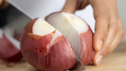 Cum se taie corect ceapa pe care o pui la călit, de fapt. Doar câțiva bucătari știu acest truc