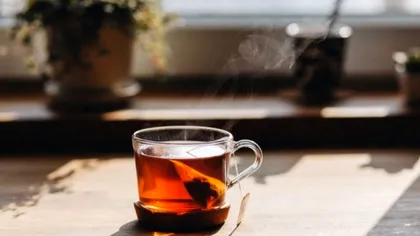 De ce nu e bine să pui zahăr în cană, înainte de a turna ceaiul. Grijă mare, nu mai face asta!