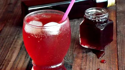 Siropurile naturale pe care trebuie să le consumi vara asta. Poți face și înghețată din ele