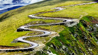 Ce montează autoritățile pe Transalpina deja. Anunț major pentru toți șoferii care trec pe acolo VIDEO