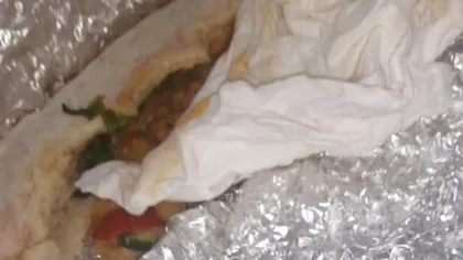 Descoperire șocantă într-un sandviș comandat la un restaurant din Gorj. Cum a ajuns acel obiect periculos în mâncare