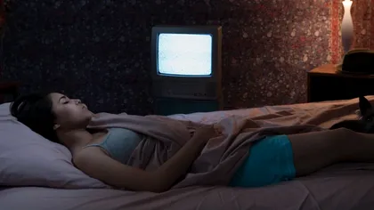 Greșeala majoră pe care o fac românii care dorm cu televizorul pornit. La ce îți supui corpul, seară de seară