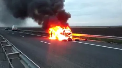 Ultima oră! Mașină, în flăcări pe Autostrada Soarelui. Circulația este blocată