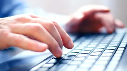 Noua înșelăciune care îi lasă pe români fără bani pe card. Nu da click pe aceste mesaje primite