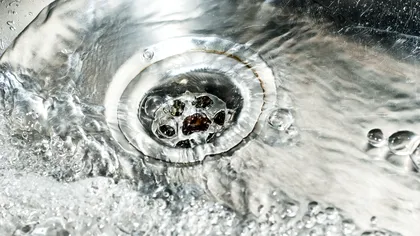 Obiectele care nu trebuie aruncate niciodată în toaletă sau în chiuvetă. Nu mai face aceste greșeli