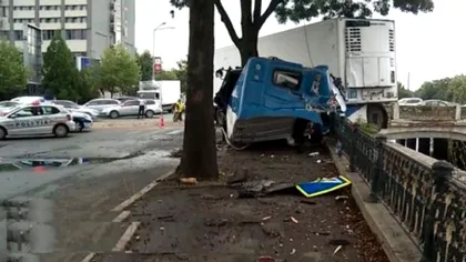 Un șofer de TIR a adormit la volan în București. Bărbatul a fost la un pas să se prăbușească în Dâmbovița