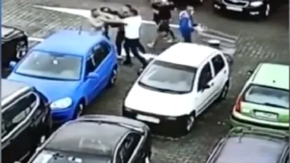 Bătaie cruntă în parcarea unui Mall din Craiova. Doi bărbați s-au luat la bătaie pentru un loc de parcare