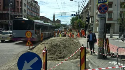 O femeie nevăzătoare și-a rupt glezna într-o groapă nesemnalizată din Cluj
