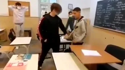 Trei elevi reținuți după ce și-au bătut un coleg, într-o școală din Lipova. Un alt elev a fost internat la Neuropsihiatrie