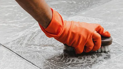 Cum cureți gresia de chit după renovare. Trucul simplu care e foarte eficient