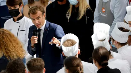 Emmanuel Macron, un nou scandal după episodul pălmuirii. Acum a fost atacat cu un ou de un protestatar
