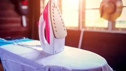 Trucul genial pentru curățarea fierului de călcat. Durează doar 3 minute, secretul știut de puține gospodine