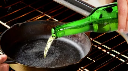 A turnat bere în tigaie şi a lăsat-o câteva minute. Efectul a uimit-o total