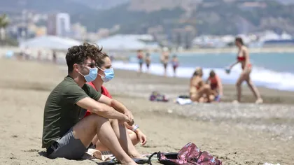 Ce fac românii pe litoral, în ciuda frigului de afară. Vântul bate cu 70 km/h VIDEO