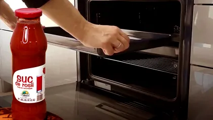 A vărsat suc de roșii în cuptor și l-a curățat. Ce truc genial a descoperit după ce a frecat puțin