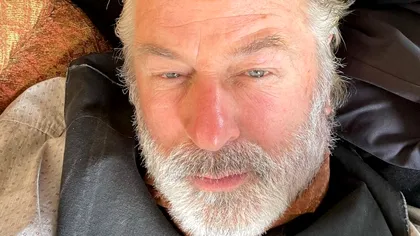 Imagini cutremurătoare cu actorul Alec Baldwin imediat după tragedia provocată pe platourile de filmare. Nu îşi poate reveni din şoc