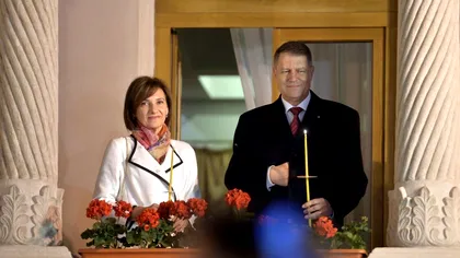 Cum au fost surprinși Klaus Iohannis și Carmen, soția sa, la Sibiu. Masca e obligatorie în aer liber VIDEO