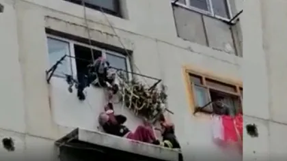 Imagini înfiorătoare în Rovinari. Bărbat căzut de la etajul 4, suspendat pe copertina unui apartament, salvat la limită