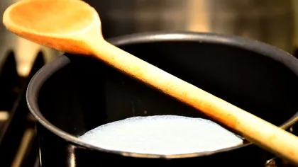 A frecat unt de marginile oalei și apoi a turnat lapte. Trucul genial de care nu știau gospodinele, ce a urmat