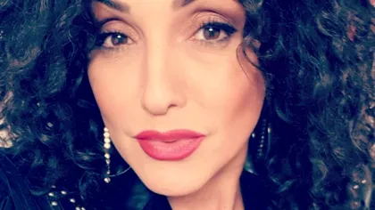 Afecțiunea ereditară de care suferă cântăreața Nico. 
