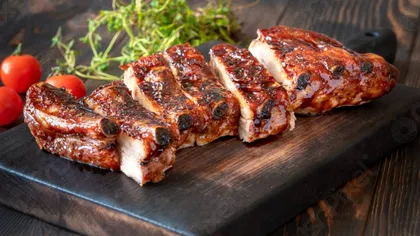 Cât timp trebuie să lași la marinat coastele de porc. Doar așa se desprind ușor de pe os